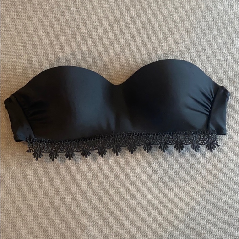 Strapless bikini top with lace